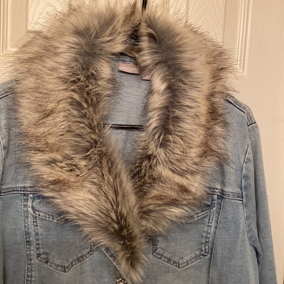 NWOT. Chico’s denim jacket with removable fur collar, size 12/14 (Chico’s Sz 2) - Picture 2 of 5